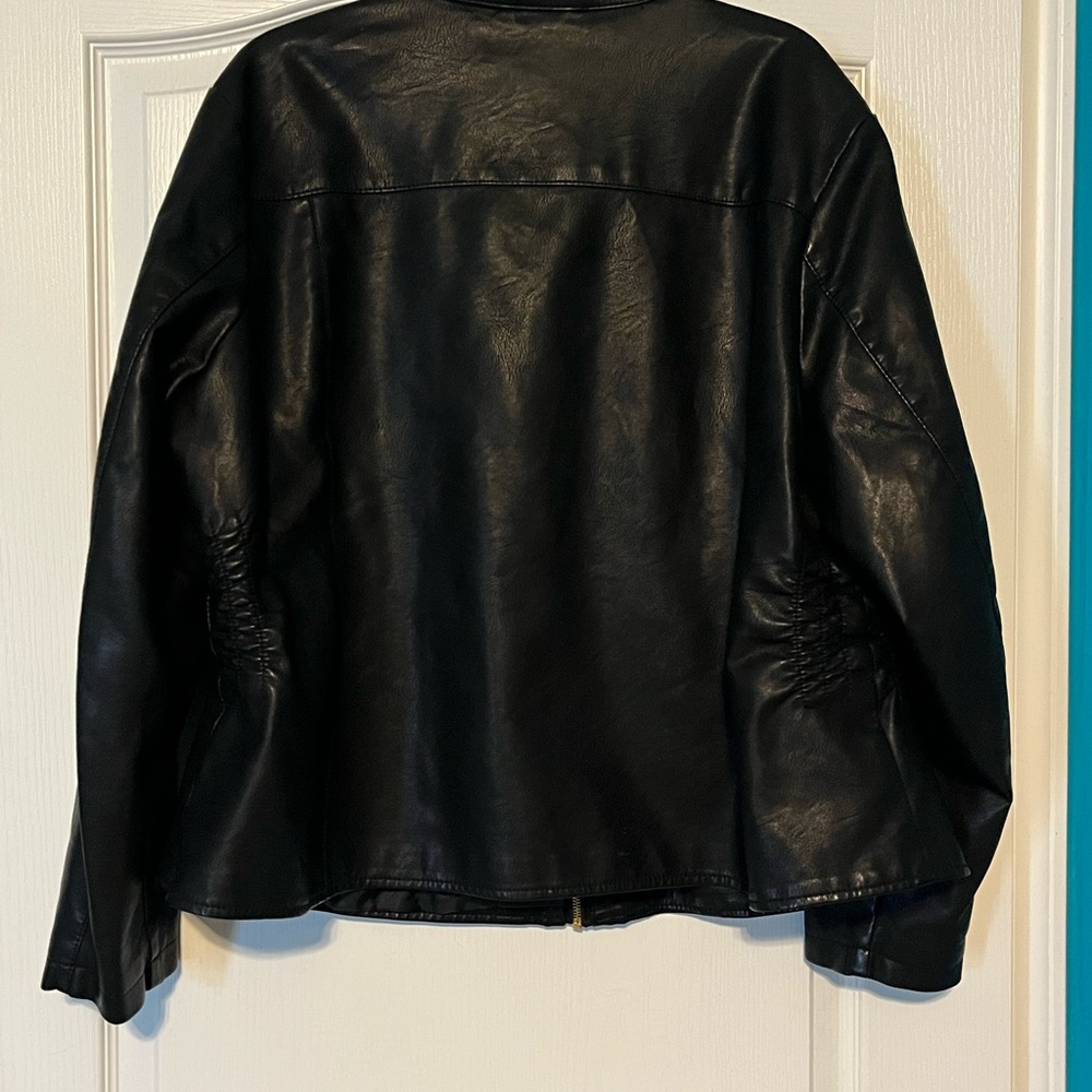 Baccini 3XL
Fake leather jacket, excellent condition. - Picture 4 of 5